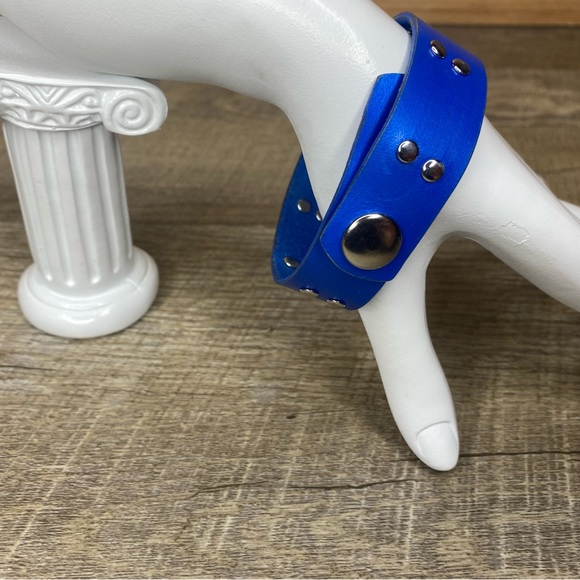 Blue painted leather bracelet with silver toned tiny rivets handmade jewelry - Picture 4 of 9